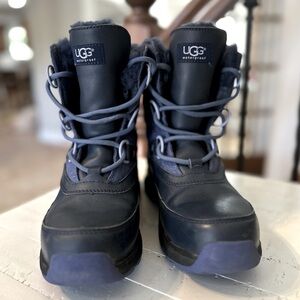 UGG Lachlan Waterproof Insulated Winter Boots Size 7.5 Navy Blue Wool Lined Boot